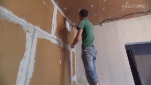Монтаж звукоізоляційних плит і шпаклювання швів на стіні кімнати – підготовка до обробки